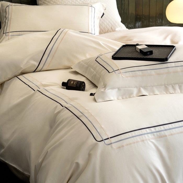 91家纺网 家纺一手货源 找家纺 卡姿家纺 2025秋冬60支长绒棉意式轻奢刺绣四件套-菲克 菲克奶油白