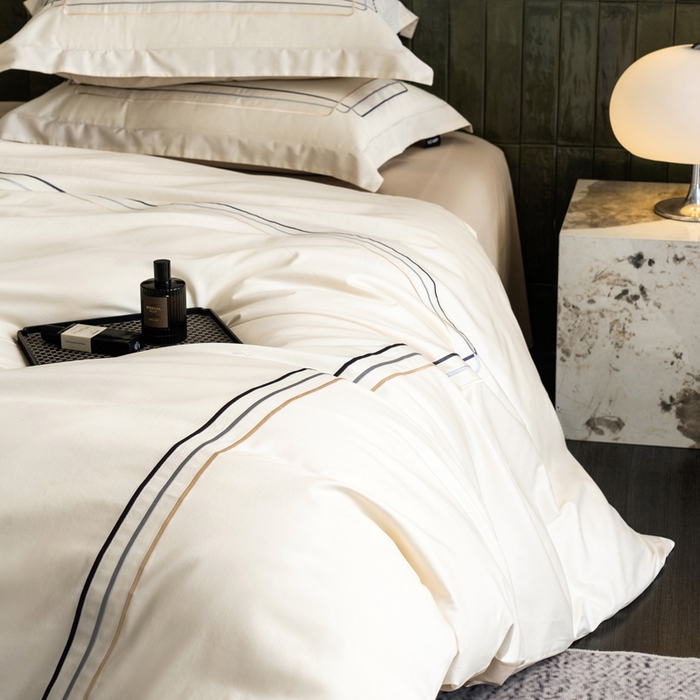 91家纺网 家纺一手货源 找家纺 卡姿家纺 2025秋冬60支长绒棉意式轻奢刺绣四件套-菲克 菲克奶油白