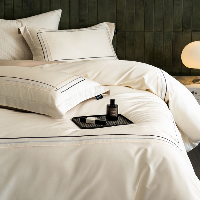 91家纺网 家纺一手货源 找家纺 卡姿家纺 2025秋冬60支长绒棉意式轻奢刺绣四件套-菲克 菲克奶油白