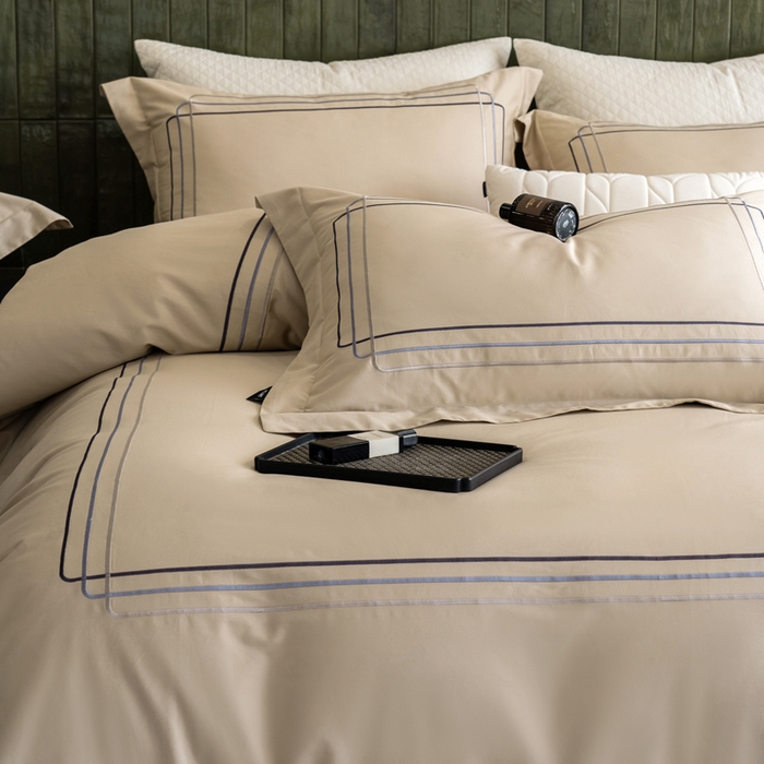 91家纺网 家纺一手货源 找家纺 卡姿家纺 2025秋冬60支长绒棉意式轻奢刺绣四件套-菲克 菲克森驼