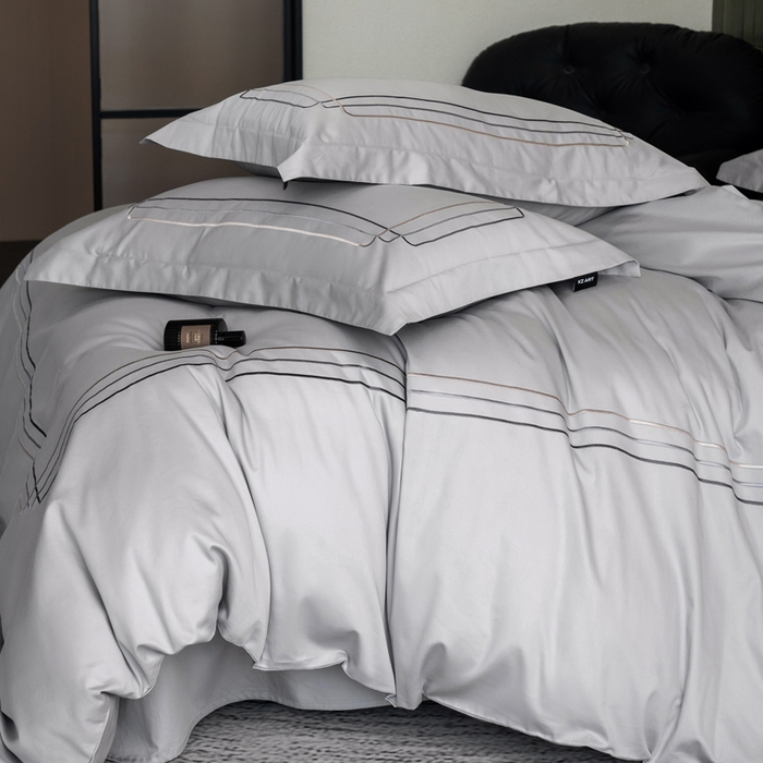 91家纺网 家纺一手货源 找家纺 卡姿家纺 2025秋冬60支长绒棉意式轻奢刺绣四件套-菲克 菲克灰