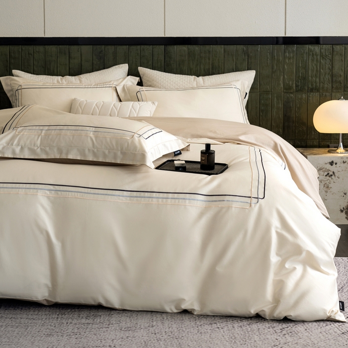 91家纺网 家纺一手货源 找家纺 卡姿家纺 2025秋冬60支长绒棉意式轻奢刺绣四件套-菲克 菲克奶油白