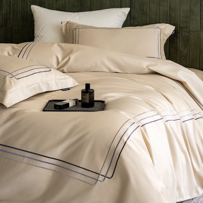 91家纺网 家纺一手货源 找家纺 卡姿家纺 2025秋冬60支长绒棉意式轻奢刺绣四件套-菲克 菲克森驼