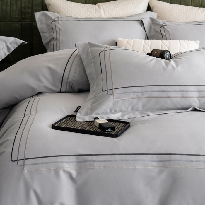 91家纺网 家纺一手货源 找家纺 卡姿家纺 2025秋冬60支长绒棉意式轻奢刺绣四件套-菲克 菲克灰