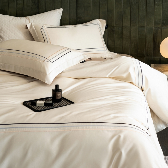 91家纺网 家纺一手货源 找家纺 卡姿家纺 2025秋冬60支长绒棉意式轻奢刺绣四件套-菲克 菲克奶油白