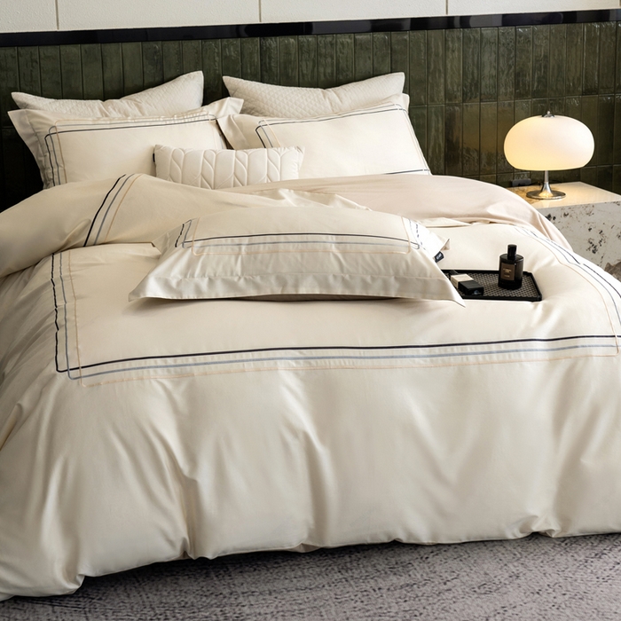 91家纺网 家纺一手货源 找家纺 卡姿家纺 2025秋冬60支长绒棉意式轻奢刺绣四件套-菲克 菲克奶油白