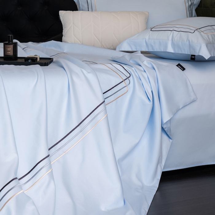 91家纺网 家纺一手货源 找家纺 卡姿家纺 2025秋冬60支长绒棉意式轻奢刺绣四件套-菲克 菲克蓝