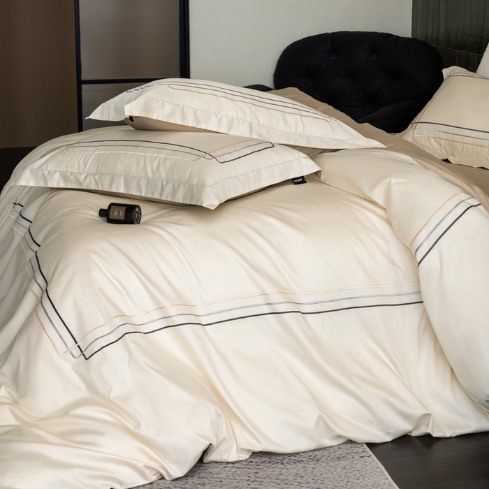 91家纺网 家纺一手货源 找家纺 卡姿家纺 2025秋冬60支长绒棉意式轻奢刺绣四件套-菲克 菲克奶油白