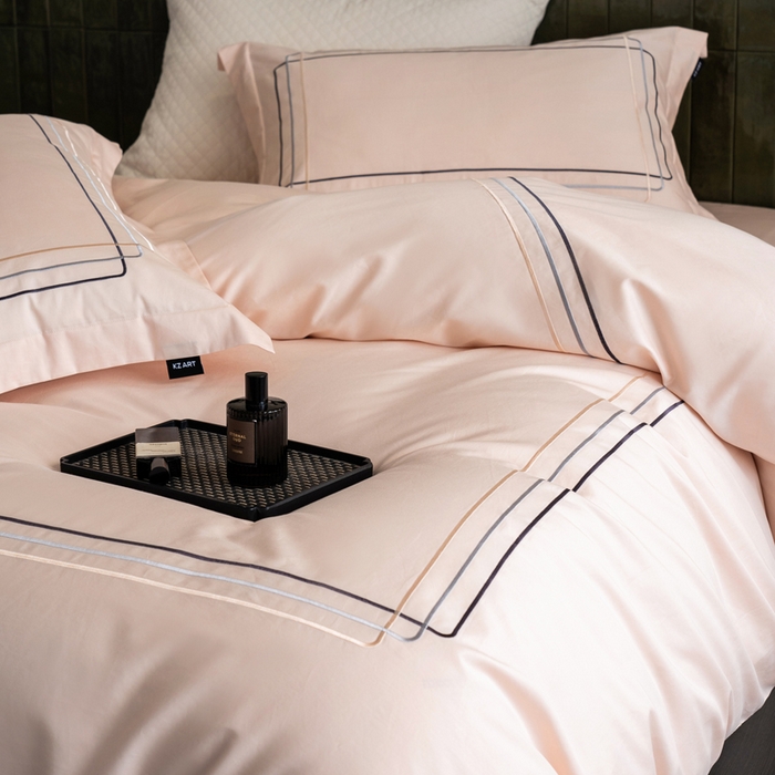 卡姿家纺 2025秋冬60支长绒棉意式轻奢刺绣四件套-菲克 菲克雅灰粉