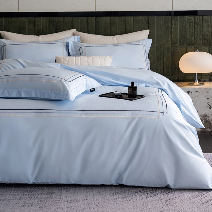 91家纺网 家纺一手货源 找家纺 卡姿家纺 2025秋冬60支长绒棉意式轻奢刺绣四件套-菲克 菲克蓝