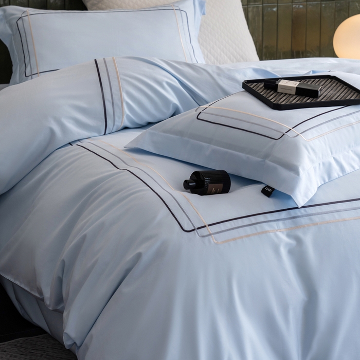 91家纺网 家纺一手货源 找家纺 卡姿家纺 2025秋冬60支长绒棉意式轻奢刺绣四件套-菲克 菲克蓝