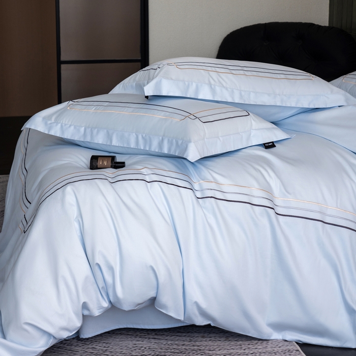 91家纺网 家纺一手货源 找家纺 卡姿家纺 2025秋冬60支长绒棉意式轻奢刺绣四件套-菲克 菲克蓝