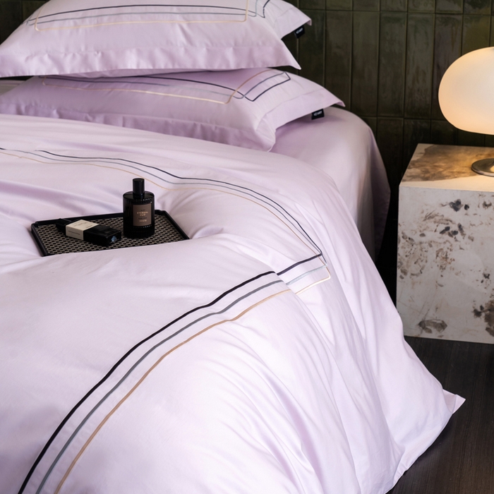 91家纺网 家纺一手货源 找家纺 卡姿家纺 2025秋冬60支长绒棉意式轻奢刺绣四件套-菲克 菲克紫