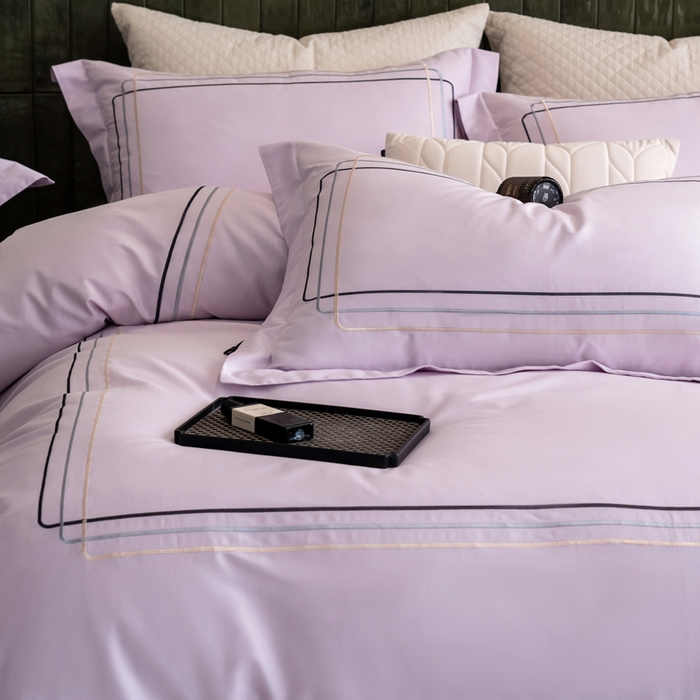 91家纺网 家纺一手货源 找家纺 卡姿家纺 2025秋冬60支长绒棉意式轻奢刺绣四件套-菲克 菲克紫