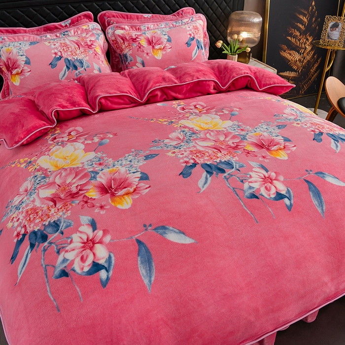 91家纺网 家纺一手货源 找家纺 千嘻汇 2025新款7斤牛奶绒金貂法莱绒床裙款保暖绒四件套 粉黛佳人