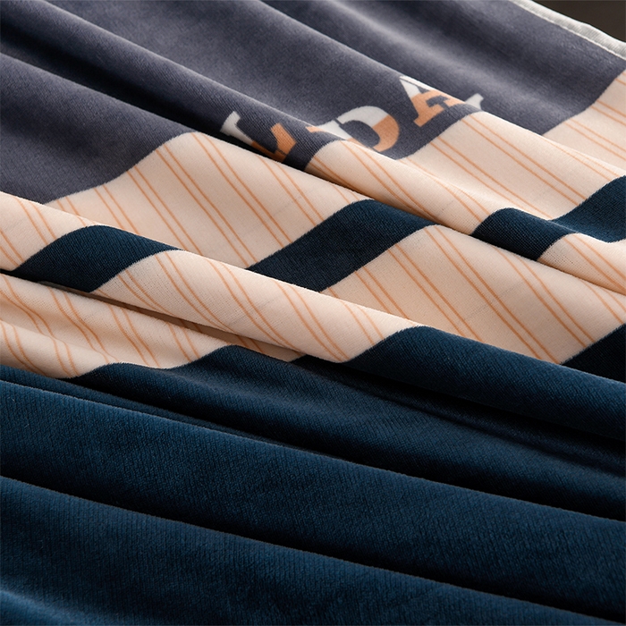 91家纺网 家纺一手货源 找家纺 千嘻汇 2025新款7斤牛奶绒金貂法莱绒床裙款保暖绒四件套 时尚条纹