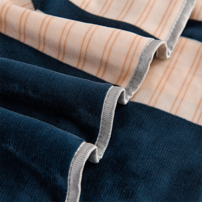 91家纺网 家纺一手货源 找家纺 千嘻汇 2025新款7斤牛奶绒金貂法莱绒床裙款保暖绒四件套 时尚条纹