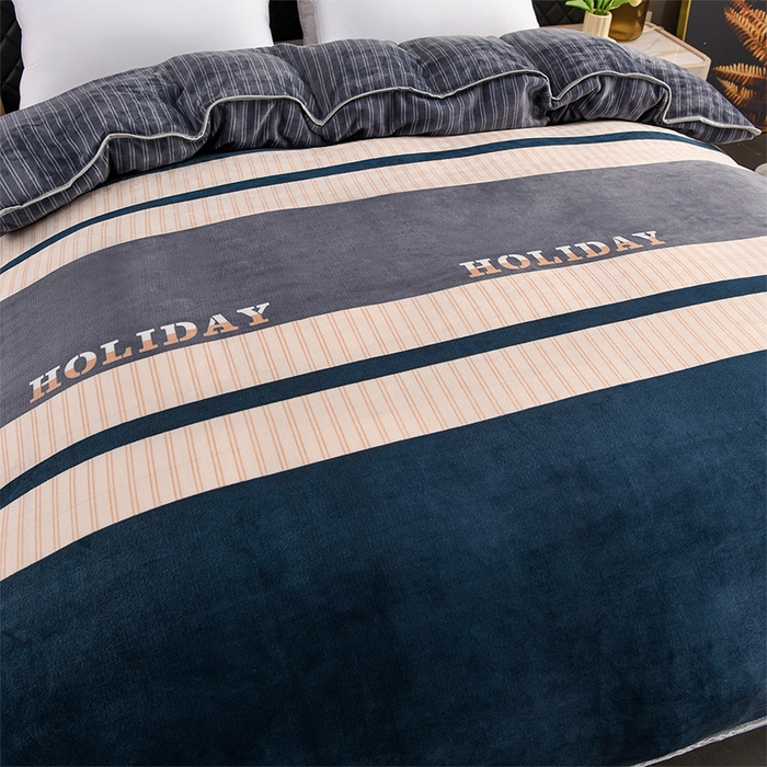 91家纺网 家纺一手货源 找家纺 千嘻汇 2025新款7斤牛奶绒金貂法莱绒床裙款保暖绒四件套 时尚条纹