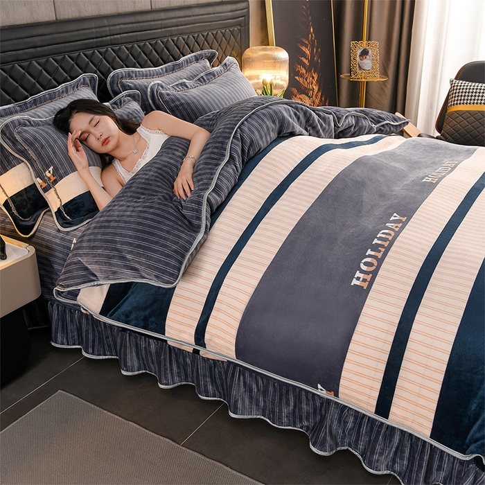 91家纺网 家纺一手货源 找家纺 千嘻汇 2025新款7斤牛奶绒金貂法莱绒床裙款保暖绒四件套 时尚条纹