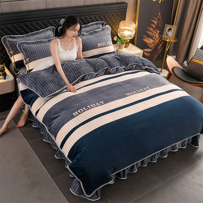 91家纺网 家纺一手货源 找家纺 千嘻汇 2025新款7斤牛奶绒金貂法莱绒床裙款保暖绒四件套 时尚条纹