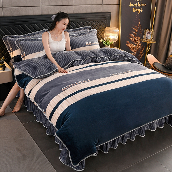 91家纺网 家纺一手货源 找家纺 千嘻汇 2025新款7斤牛奶绒金貂法莱绒床裙款保暖绒四件套 时尚条纹