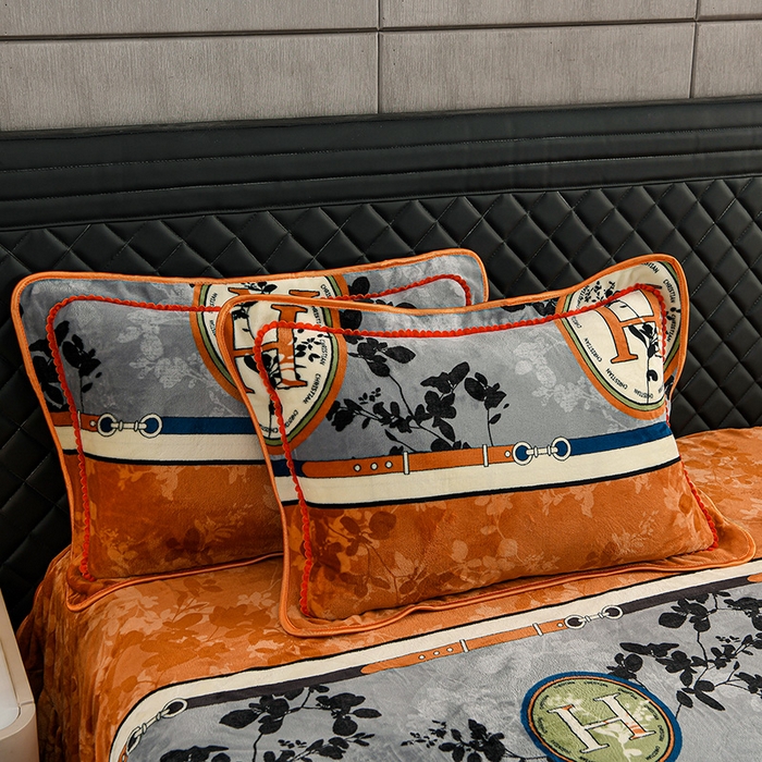 91家纺网 家纺一手货源 找家纺 千嘻汇 2025新款7斤牛奶绒金貂法莱绒床裙款保暖绒四件套 叶韵花染