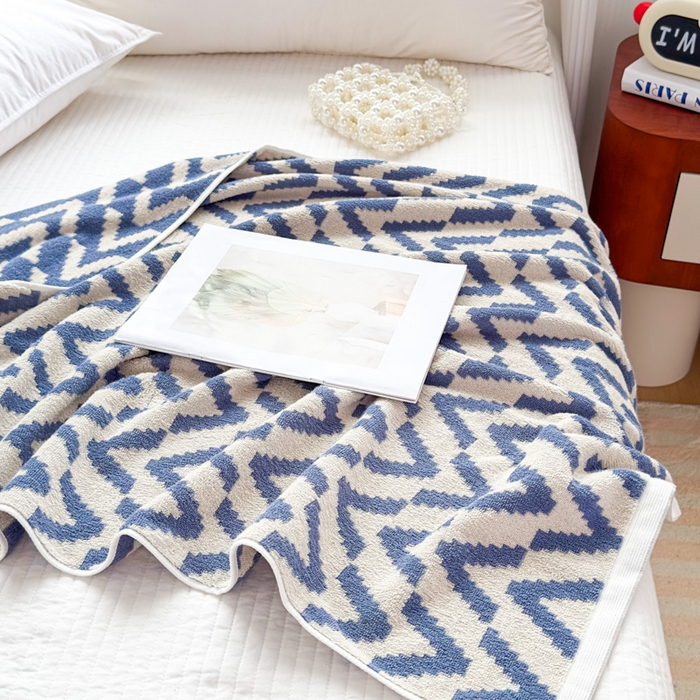 91家纺网 家纺一手货源 找家纺 悦然毛巾被 2025新款全棉毛圈浴巾盖毯 V叶蓝70*140