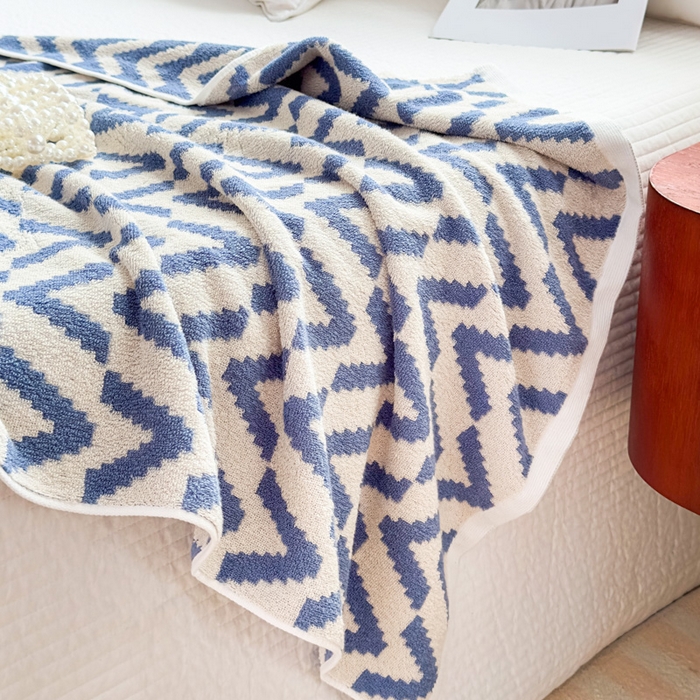 91家纺网 家纺一手货源 找家纺 悦然毛巾被 2025新款全棉毛圈浴巾盖毯 V叶蓝70*140