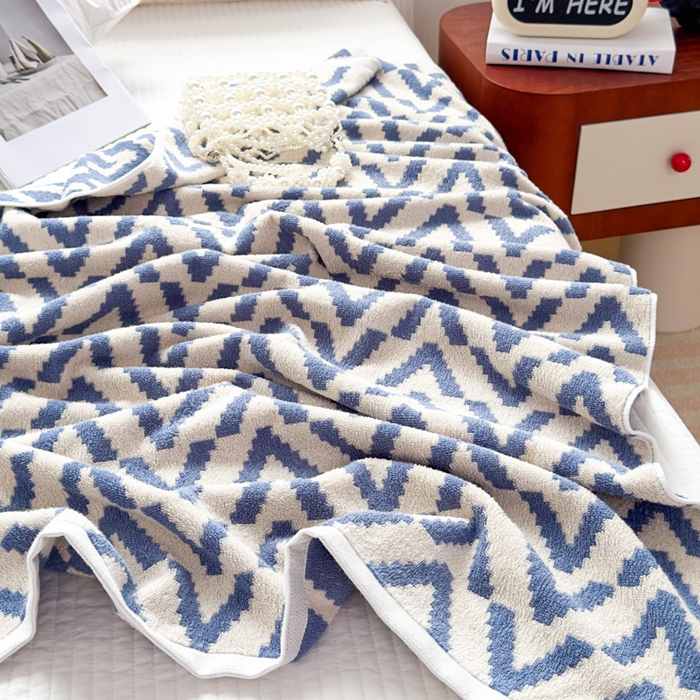 91家纺网 家纺一手货源 找家纺 悦然毛巾被 2025新款全棉毛圈浴巾盖毯 V叶蓝70*140