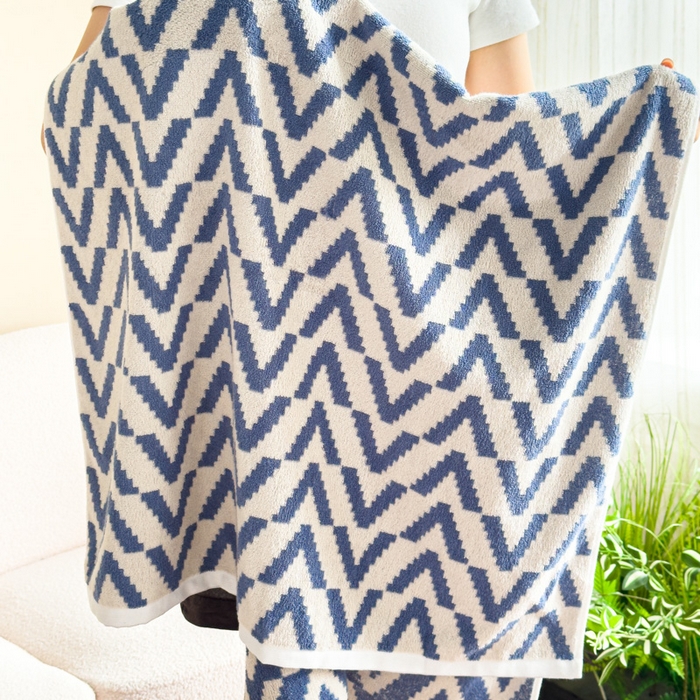 91家纺网 家纺一手货源 找家纺 悦然毛巾被 2025新款全棉毛圈浴巾盖毯 V叶蓝70*140