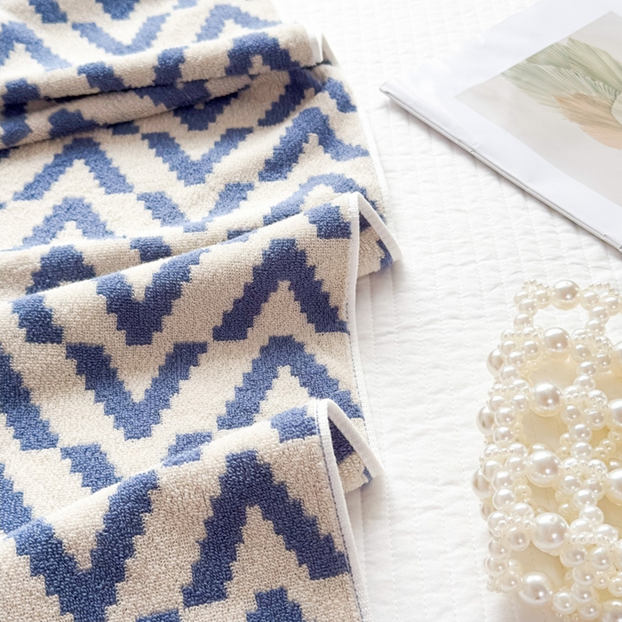 91家纺网 家纺一手货源 找家纺 悦然毛巾被 2025新款全棉毛圈浴巾盖毯 V叶蓝70*140