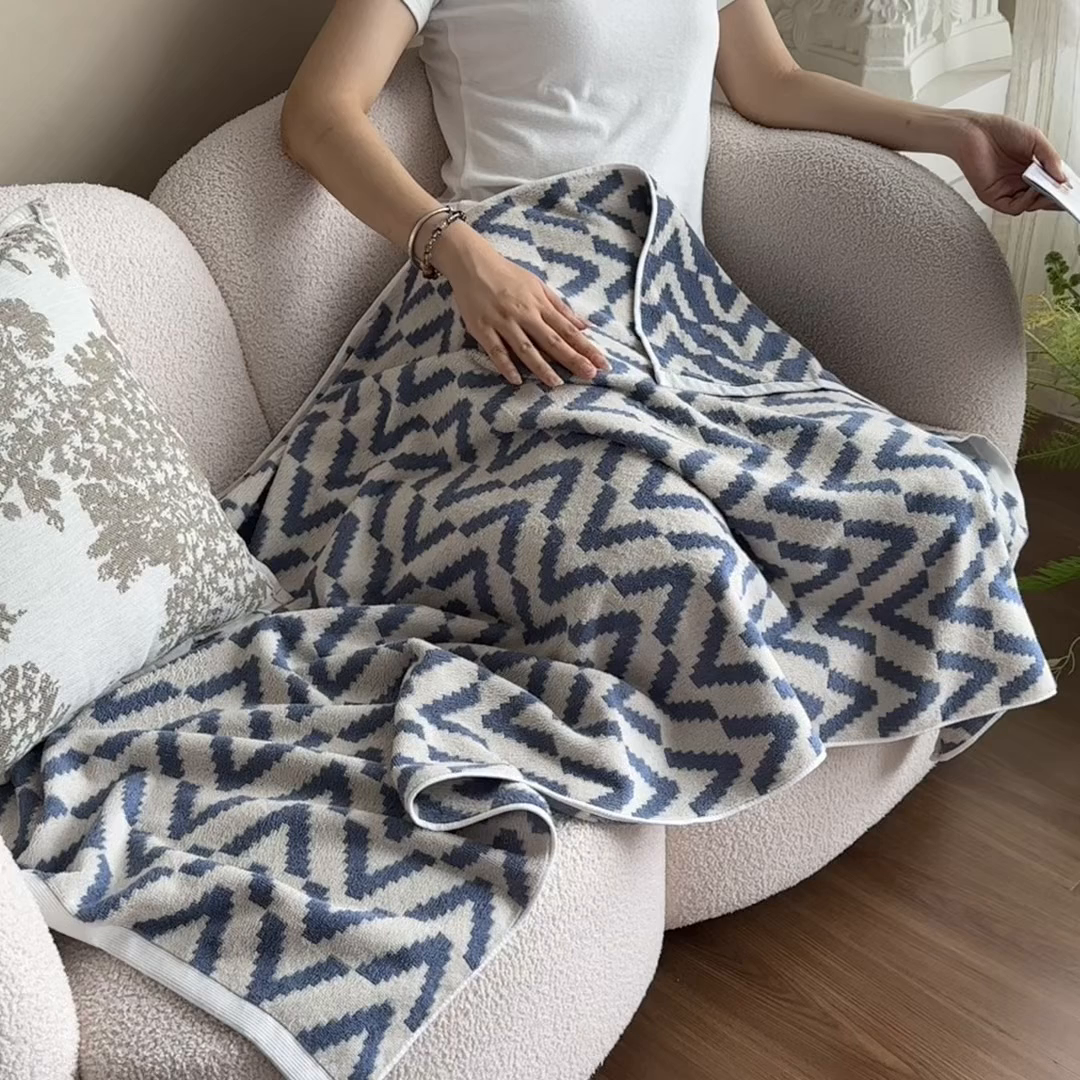 91家纺网 家纺一手货源 找家纺 悦然毛巾被 2025新款全棉毛圈浴巾盖毯 V叶蓝70*140