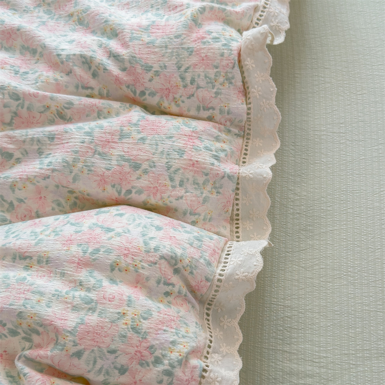 91家纺网 家纺一手货源 找家纺 雯豆家纺2025新品皱皱双层纱四件套镂空花边款三件套 爱尔蓝