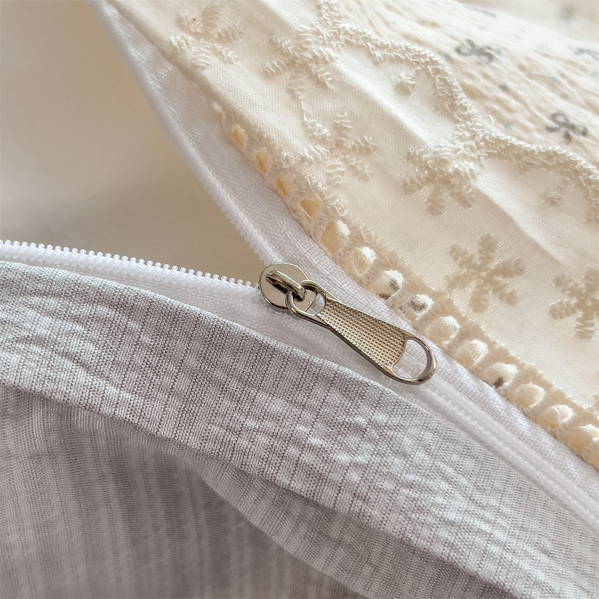 91家纺网 家纺一手货源 找家纺 雯豆家纺2025新品皱皱双层纱四件套镂空花边款三件套 初心