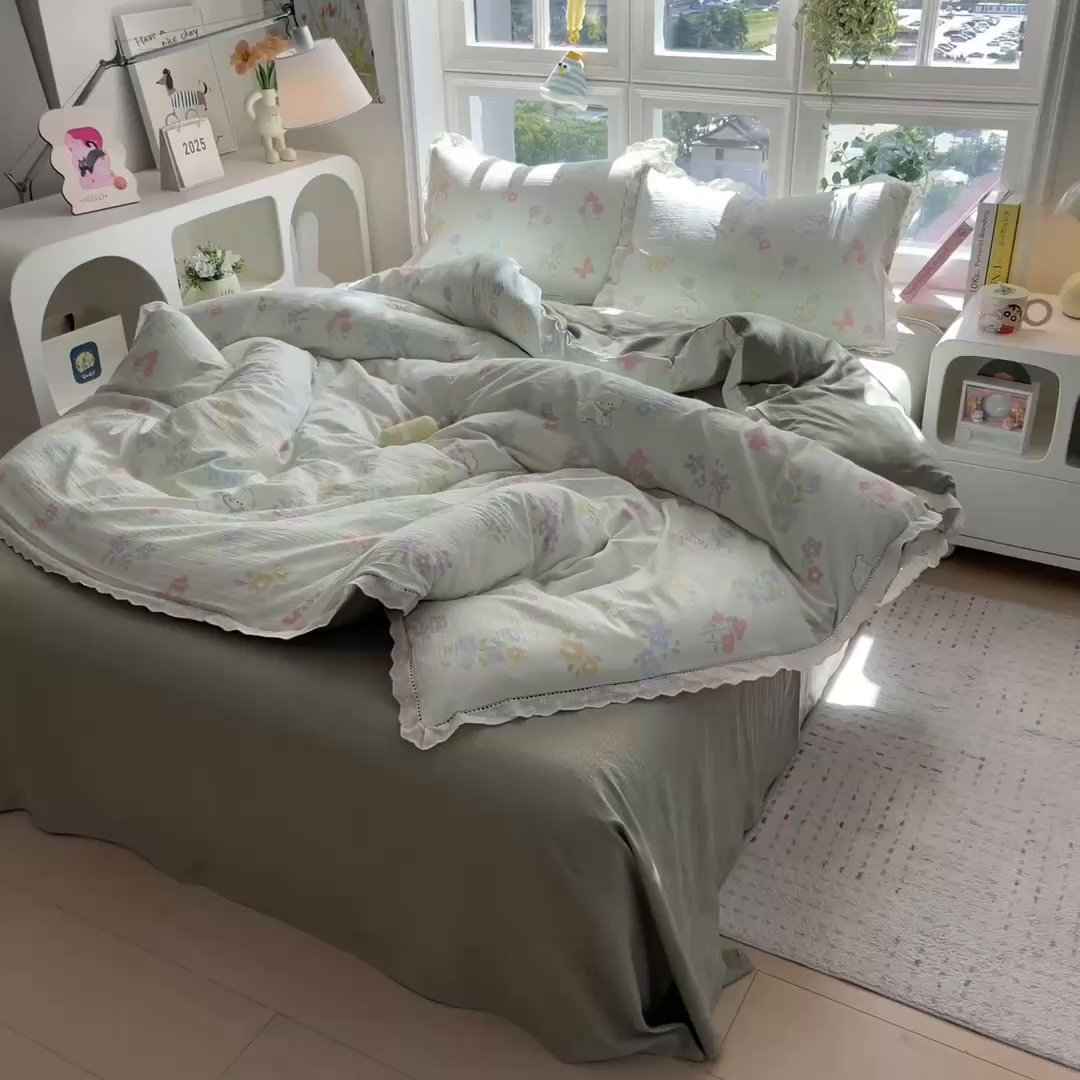 91家纺网 家纺一手货源 找家纺 雯豆家纺2025新品皱皱双层纱四件套镂空花边款三件套 春日小狗