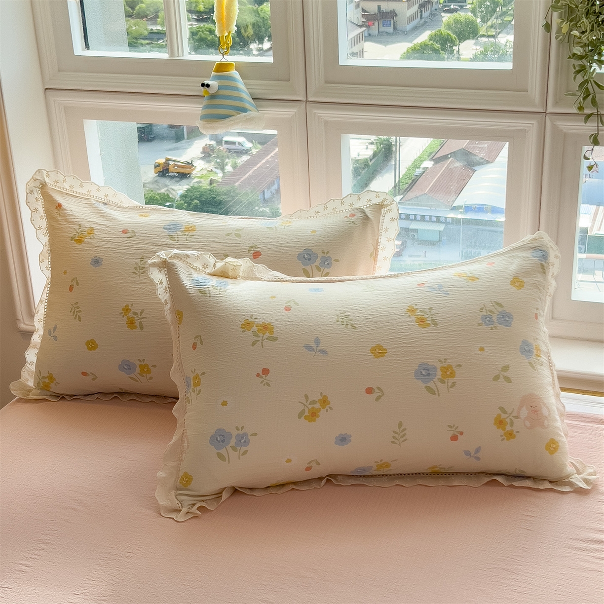 91家纺网 家纺一手货源 找家纺 雯豆家纺2025新品皱皱双层纱四件套镂空花边款三件套 花小愈