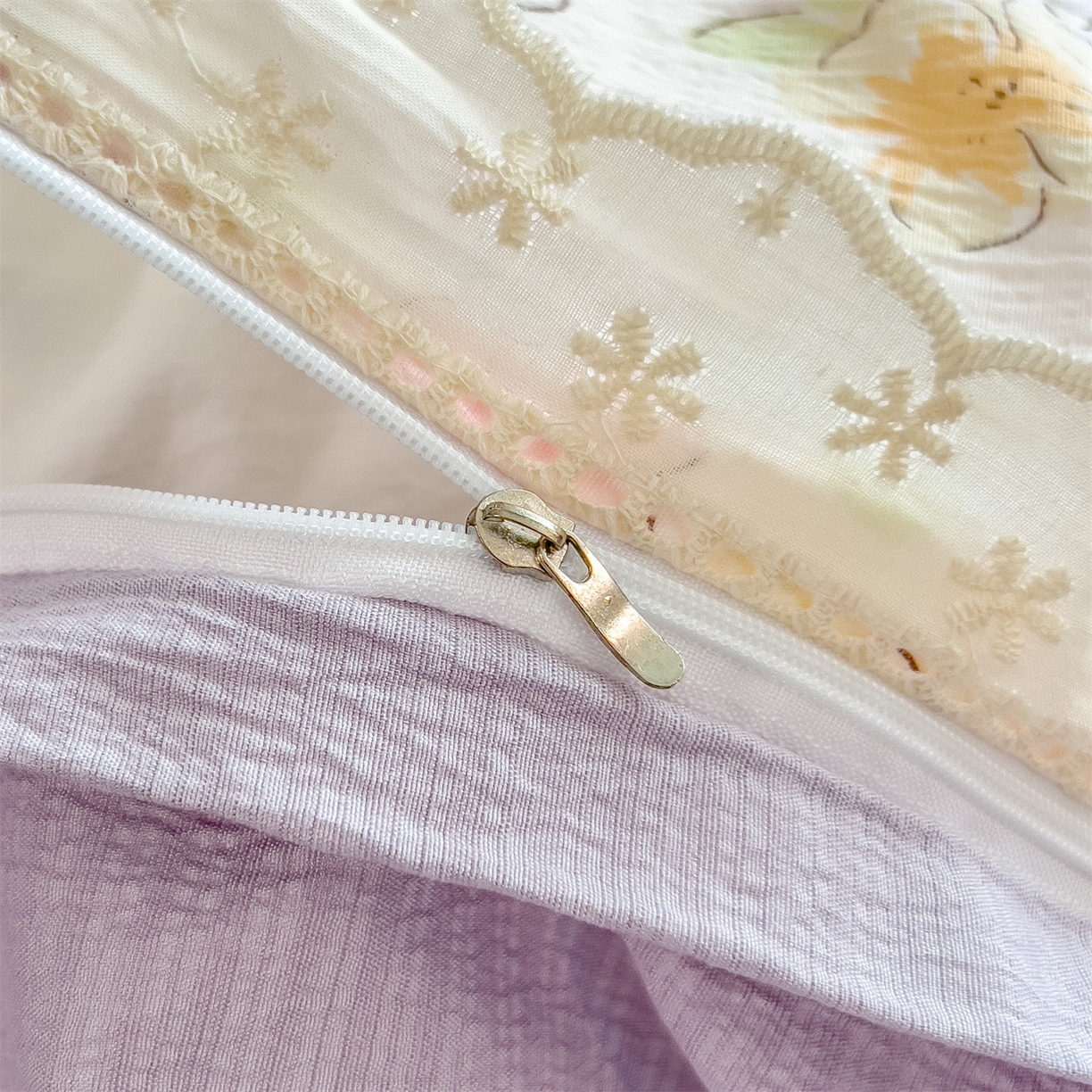 91家纺网 家纺一手货源 找家纺 雯豆家纺2025新品皱皱双层纱四件套镂空花边款三件套 可爱KT