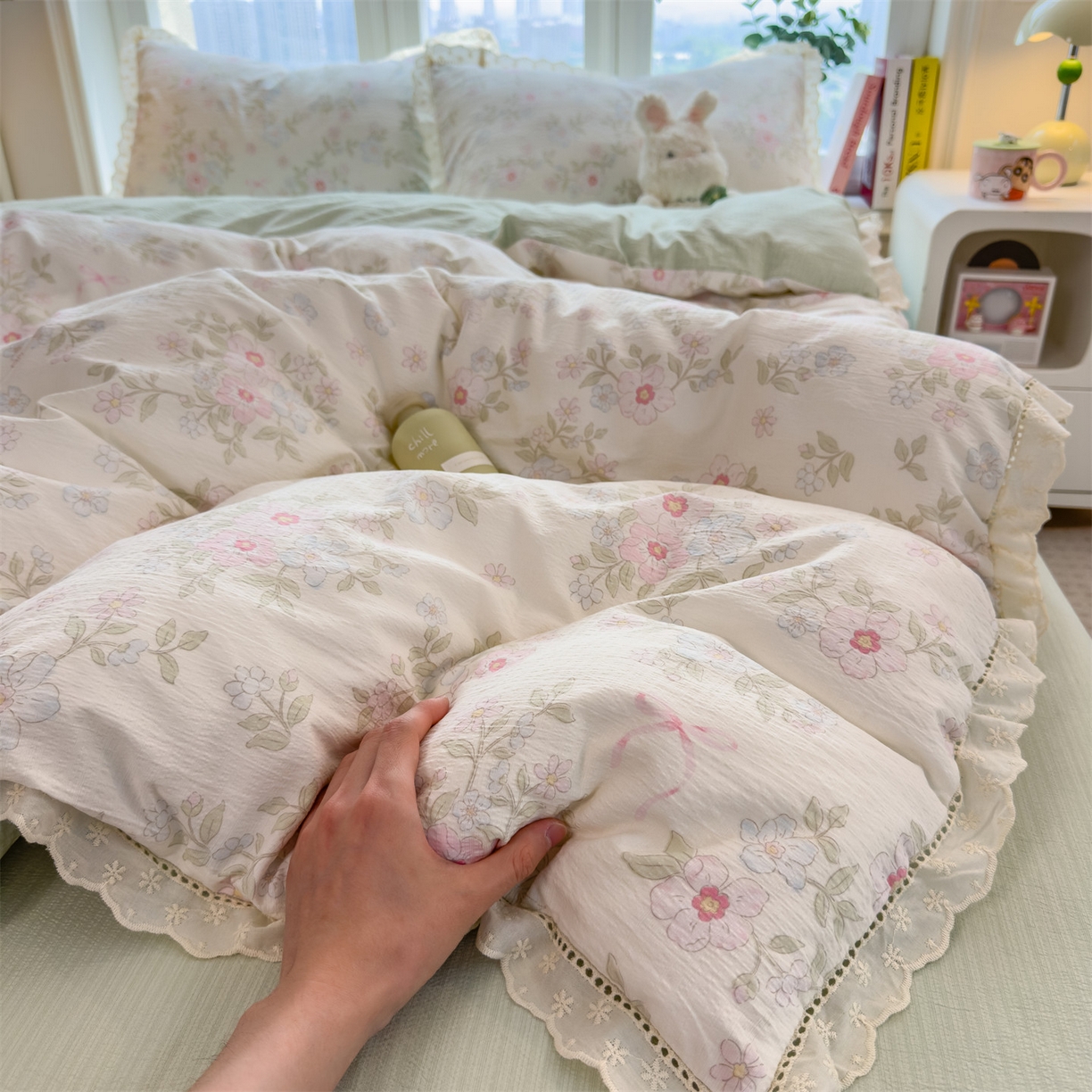 91家纺网 家纺一手货源 找家纺 雯豆家纺2025新品皱皱双层纱四件套镂空花边款三件套 浪漫花语