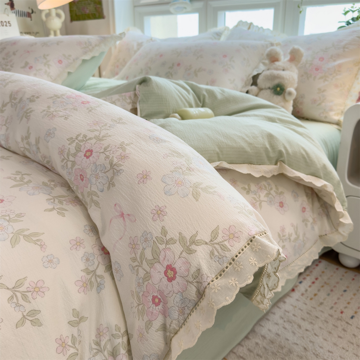 91家纺网 家纺一手货源 找家纺 雯豆家纺2025新品皱皱双层纱四件套镂空花边款三件套 浪漫花语