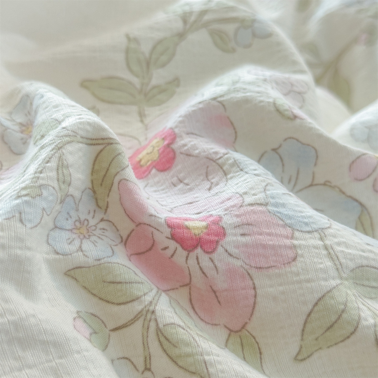 91家纺网 家纺一手货源 找家纺 雯豆家纺2025新品皱皱双层纱四件套镂空花边款三件套 浪漫花语