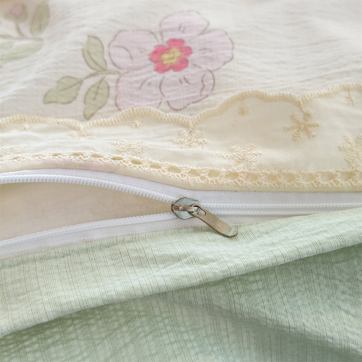 91家纺网 家纺一手货源 找家纺 雯豆家纺2025新品皱皱双层纱四件套镂空花边款三件套 浪漫花语