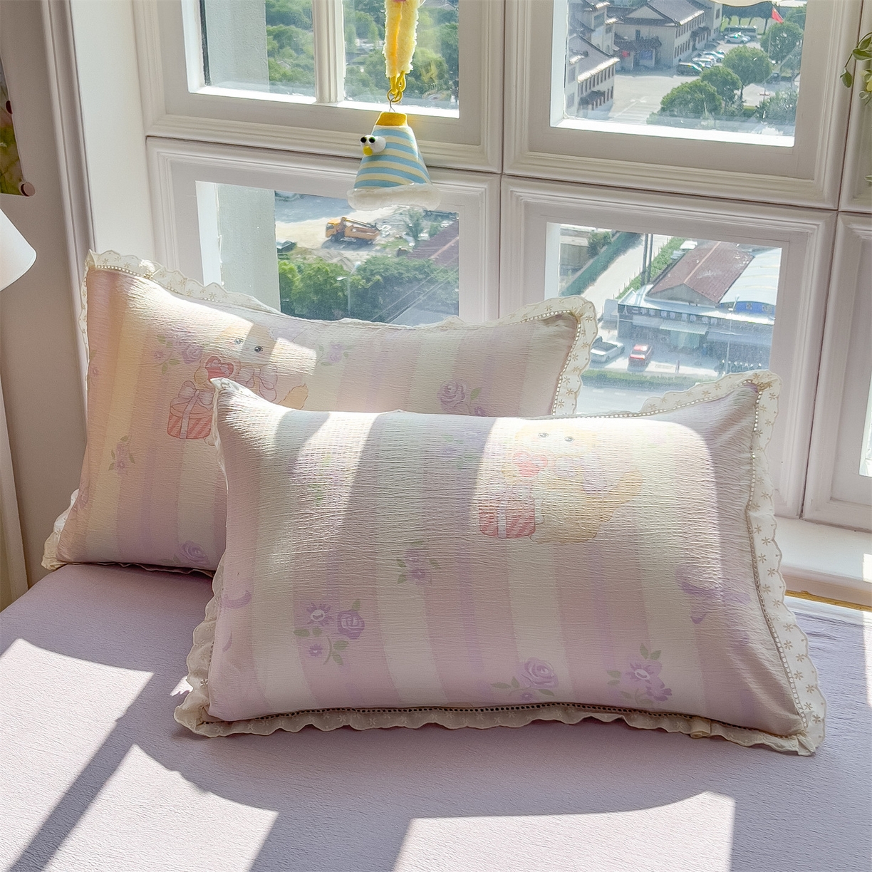 91家纺网 家纺一手货源 找家纺 雯豆家纺2025新品皱皱双层纱四件套镂空花边款三件套 毛球团团