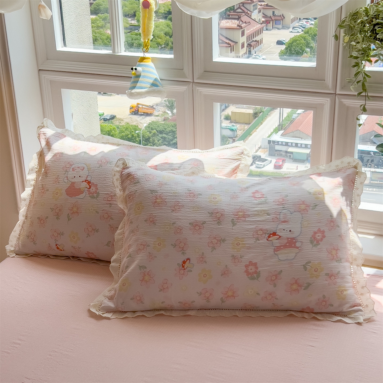 91家纺网 家纺一手货源 找家纺 雯豆家纺2025新品皱皱双层纱四件套镂空花边款三件套 蘑菇仙子