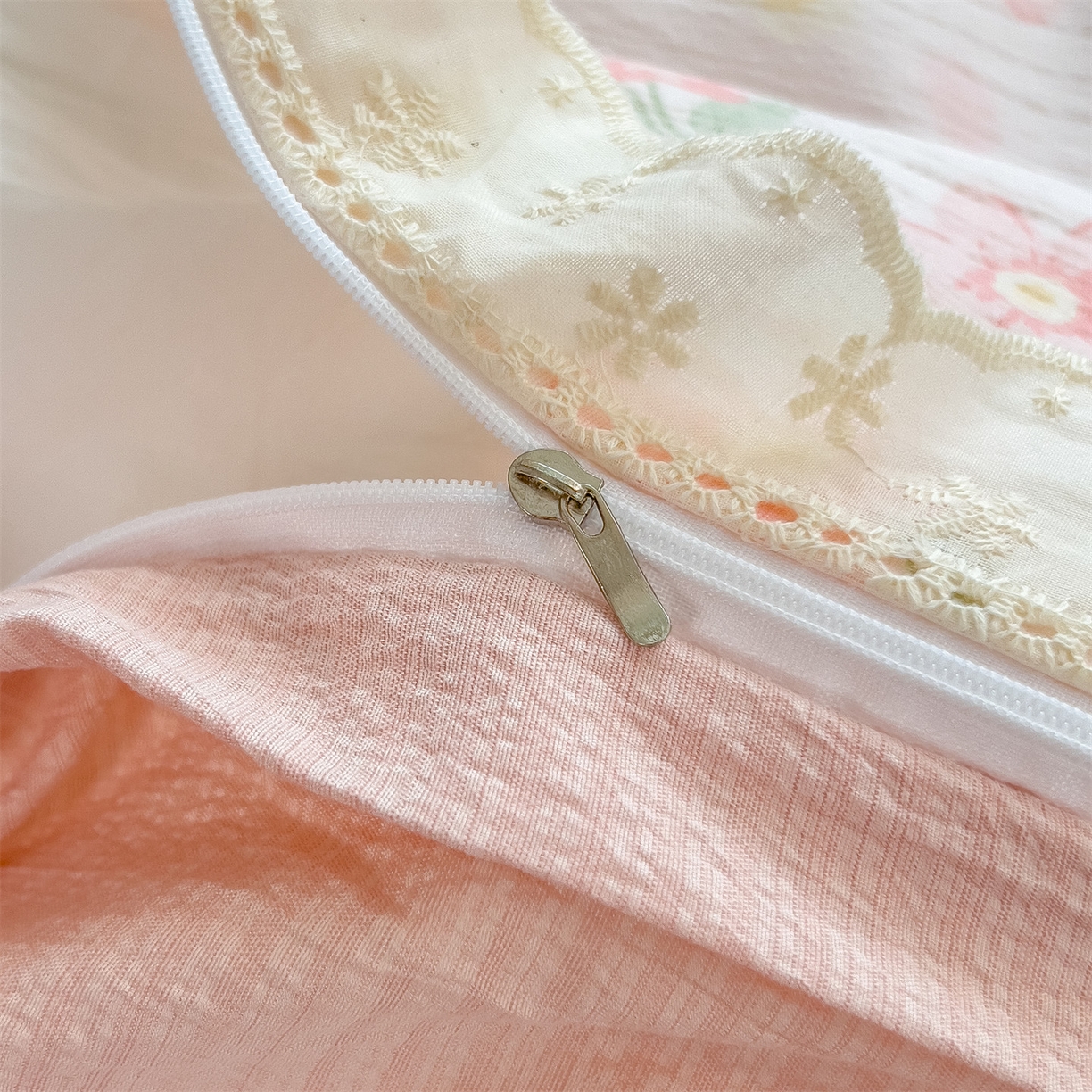 91家纺网 家纺一手货源 找家纺 雯豆家纺2025新品皱皱双层纱四件套镂空花边款三件套 蘑菇仙子