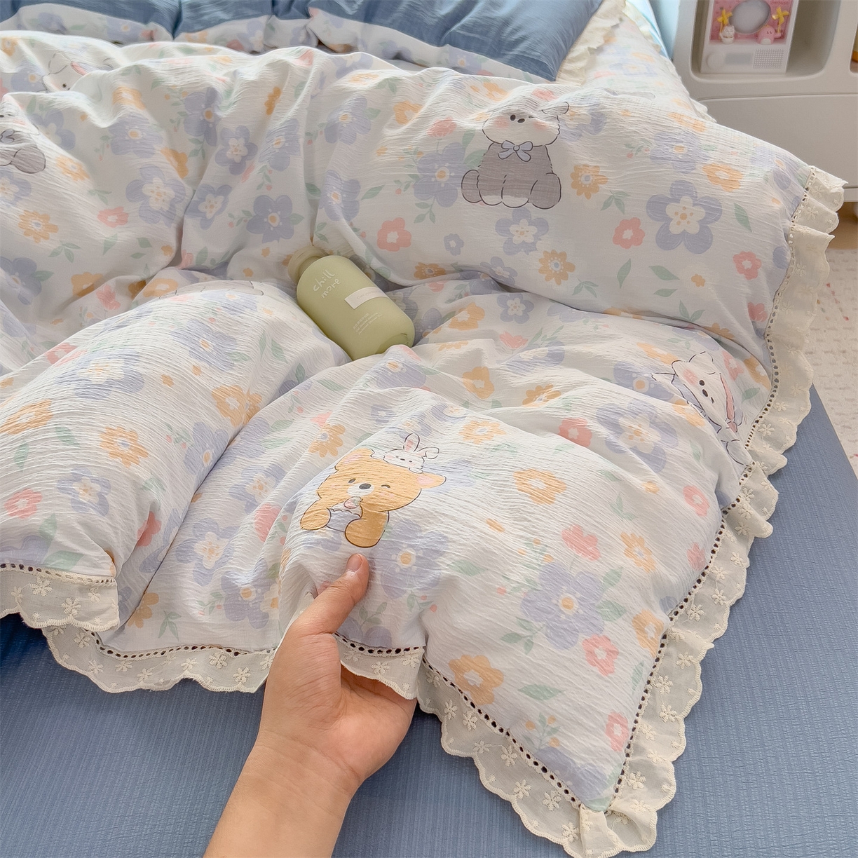 91家纺网 家纺一手货源 找家纺 雯豆家纺2025新品皱皱双层纱四件套镂空花边款三件套 奶萌小狗