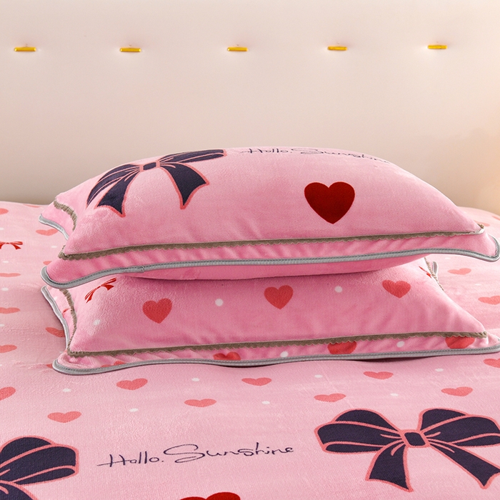 91家纺网 家纺一手货源 找家纺 绒品壹家家纺 2024新款180g7斤牛奶绒印花四件套 蝴蝶结