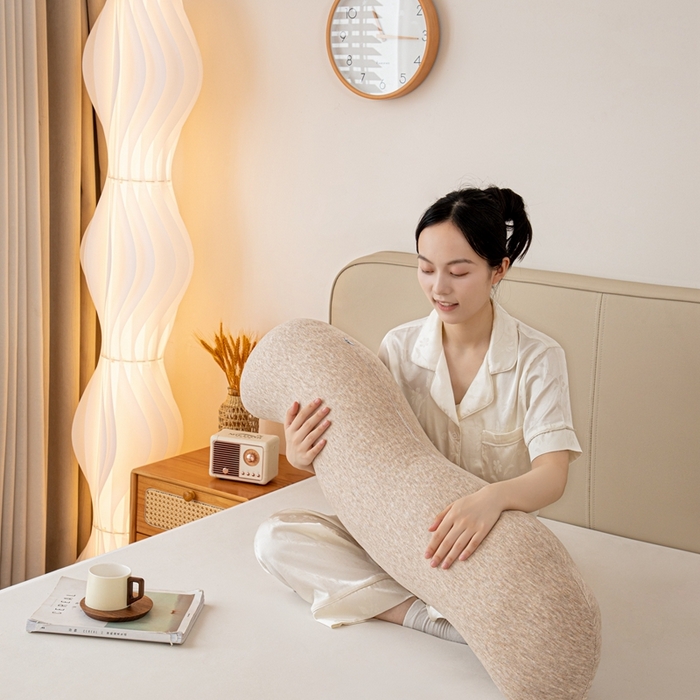 91家纺网 家纺一手货源 找家纺 沐沐家纺 2026新款深睡抱抱枕 杏色