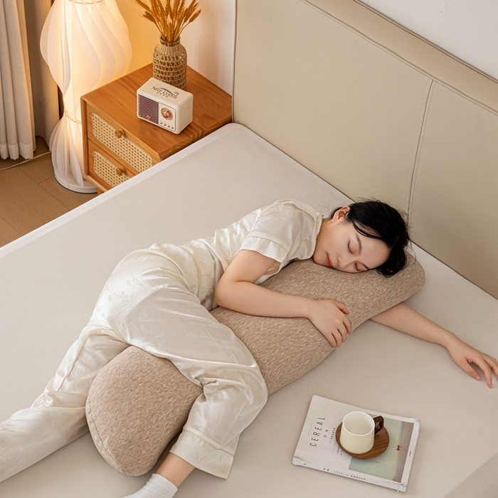 91家纺网 家纺一手货源 找家纺 沐沐家纺 2026新款深睡抱抱枕 杏色