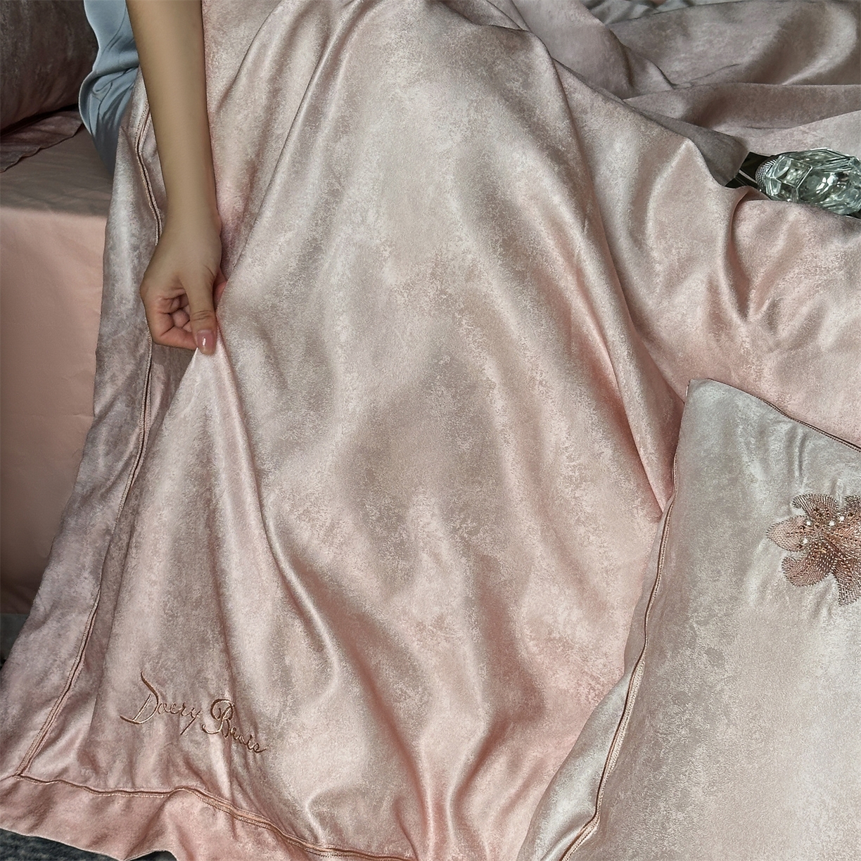 91家纺网 家纺一手货源 找家纺 美娘阁 2025新款长绒棉全棉提花居家款四件套-安露丝 安露丝（粉）