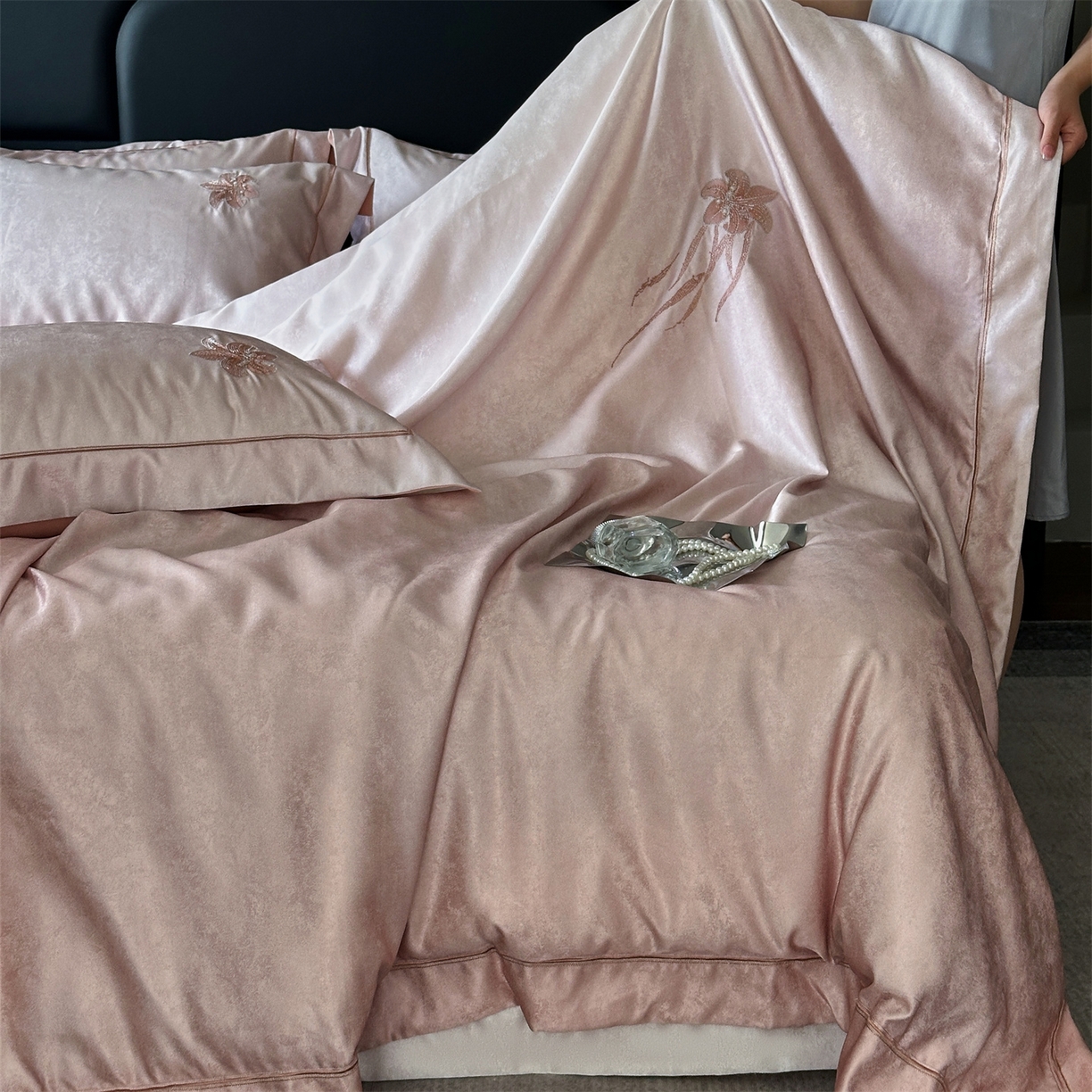 91家纺网 家纺一手货源 找家纺 美娘阁 2025新款长绒棉全棉提花居家款四件套-安露丝 安露丝（粉）